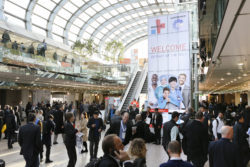 Foto: Viele Besucher bei der MEDICA 2017 im Eingang Nord