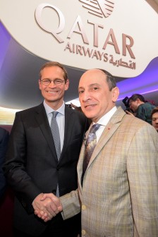 ITB Berlin 2017 - Eröffnungsrundgang: Qatar Airways - Michael Müller, Regierender Bürgermeister von Berlin (l.); Akbar Al-Baker, Geschäftsführer, Qatar Airways